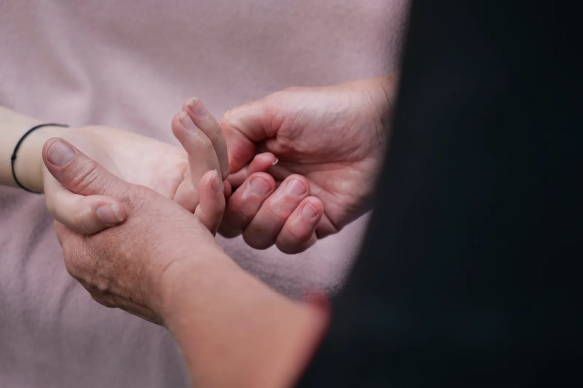 Massage doux des mains d’une personne âgée