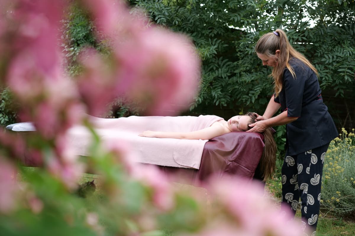 Séance de massage dans un jardin