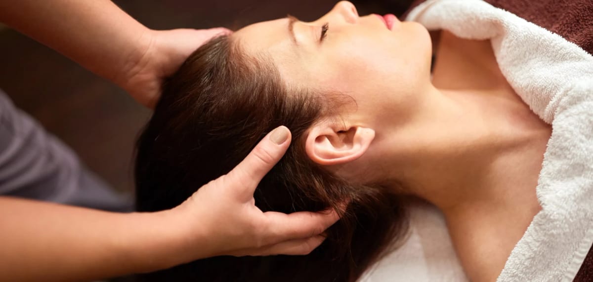 Massage de la tête pour illustrer Shiro Abhyanga